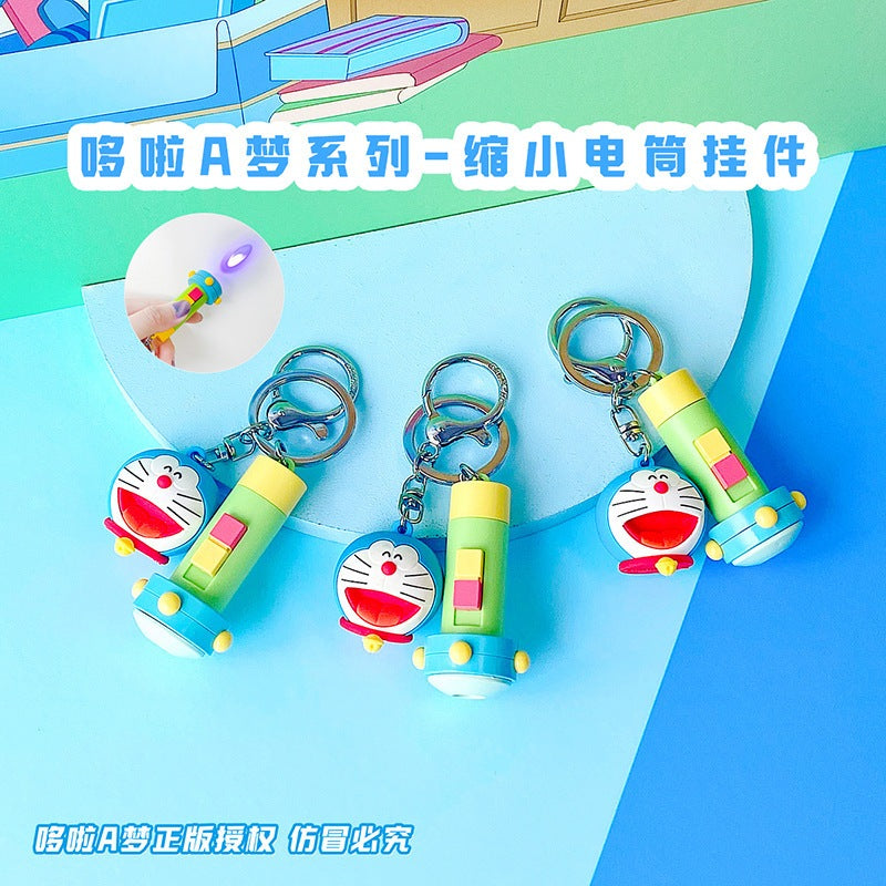 【冉紅】現貨 哆啦A夢 鑰匙圈  鑰匙扣 縮小電筒 掛件 掛飾 手電筒 小叮噹揹包 公仔 掛件 哆啦a夢 商品圖片 1