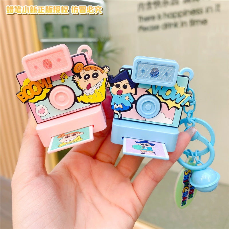 【冉紅】正版現貨 蠟筆小新 拍立得 鑰匙圈 鑰匙扣 掛件 掛飾 吊飾 揹包 機車 擺件 新之助 動感超人 商品圖片 2