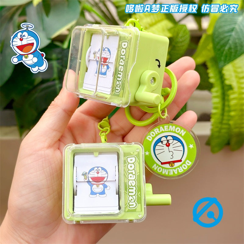 【冉紅】現貨 哆啦A夢 手搖翻頁機 鑰匙圈 鑰匙扣 掛件 掛飾 吊飾 揹包 機車 掛件 小叮噹 商品圖片 2