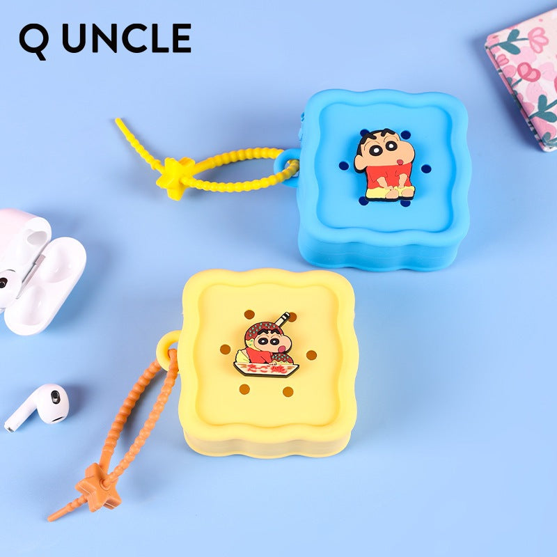 【Q UNCLE】正版現貨 蠟筆小新 方形迷你收納包 零錢包 掛件 硅膠包包 硬幣包 耳機包 吊飾 收納包 飾品包 商品圖片 2