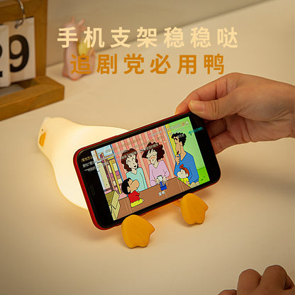 【現貨】躺平鴨 小夜燈 揉捏鴨 厭世療癒紓壓 拍拍燈 情人節 生日 交換禮物 充電 手機支架 牀頭氛圍燈 商品圖片 3