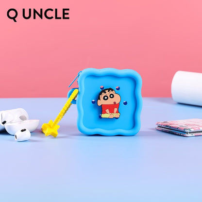 【Q UNCLE】正版現貨 蠟筆小新 方形迷你收納包 零錢包 掛件 硅膠包包 硬幣包 耳機包 吊飾 收納包 飾品包 商品圖片 4