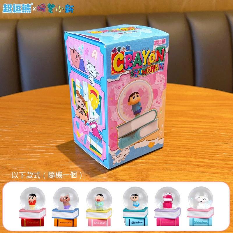 【超逗熊】正版現貨 蠟筆小新 童話奇緣水晶球 車載擺件 創意桌面手辦公仔盲盒 送禮 規格圖片 1