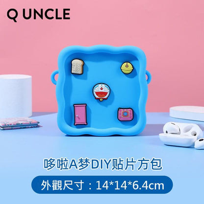 【Q UNCLE】正版現貨 哆啦A夢 DIY貼片斜跨包 零錢包 包包 硬幣包 耳機包 吊飾 小叮噹 哆啦a夢 收納包 規格圖片 1